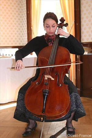 Marion Martineau, violoncelliste, la benjamine des 41 femmes de Vendée mises à l'honneur par le livre de Daniel Voyé.